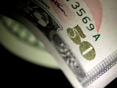 民主党参议员墨菲评特朗普伊朗声明前15亿美元股票交易：“这是令人瞠目结舌